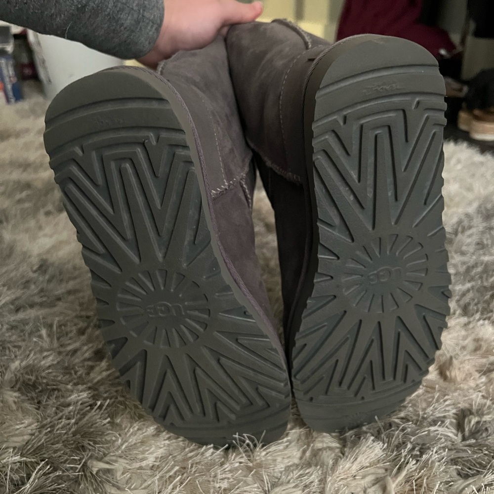 UGGS - Picture 2 of 8